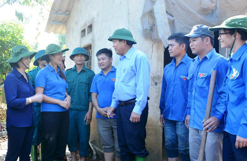 Phó thủ tướng Thường trực Chính phủ Trương Hòa Bình động viên thanh niên tình nguyện